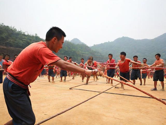 九游体育网站_ 乡村传统拔河比赛，传承民族体育文化，传统体育项目拔河