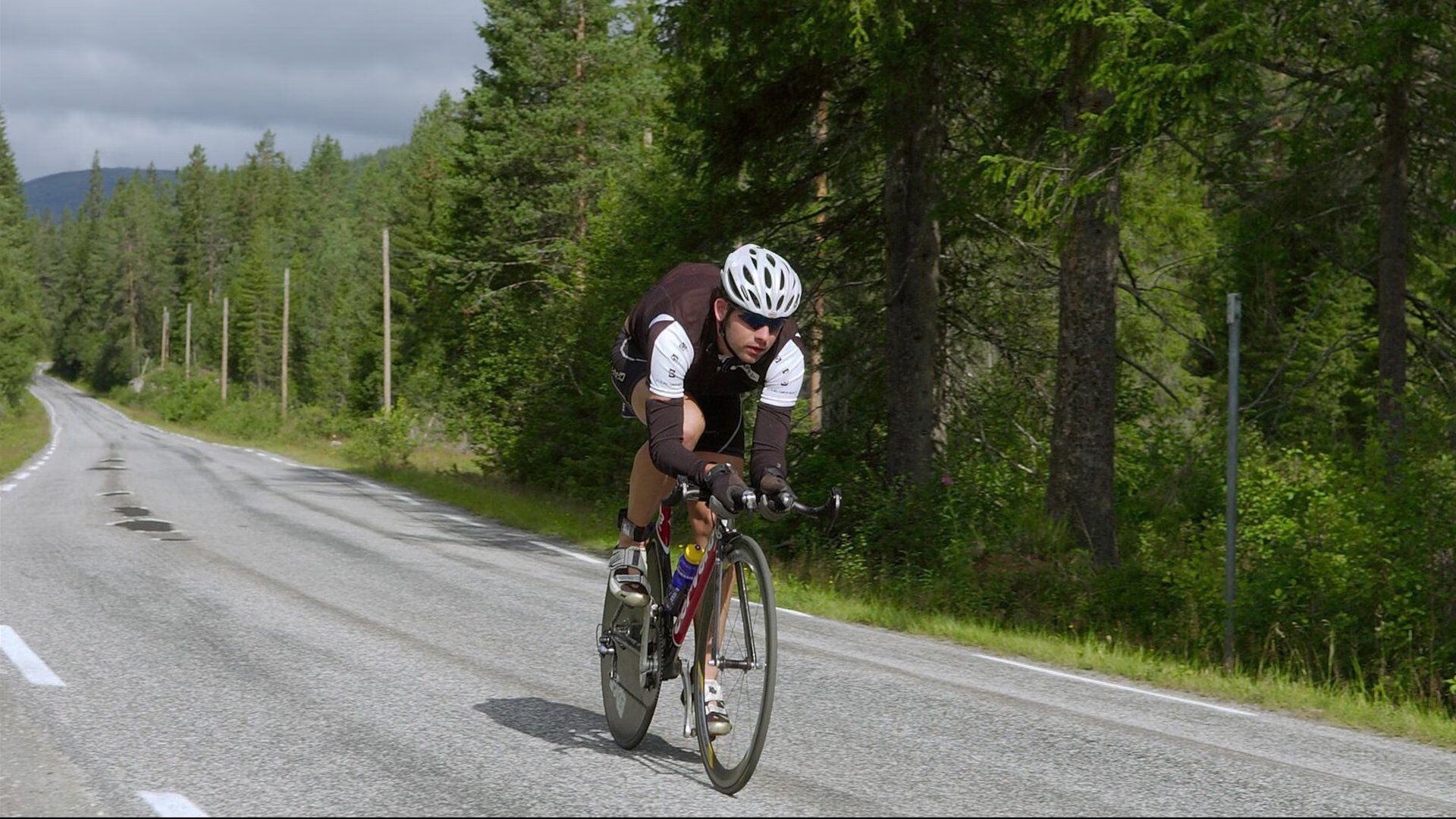 黄蜂举办“夜光球赛”，全场关灯只留荧光线条，250大黄蜂光束灯大歌